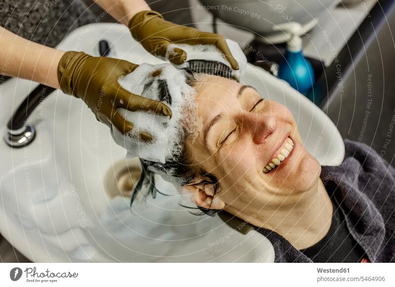 Frau im Friseursalon beim Haarewaschen mit Bürsten Job Berufe Berufstätigkeit Beschäftigung Jobs Gewerbe Handwerker Handwerksberuf Handwerksberufe Friseure