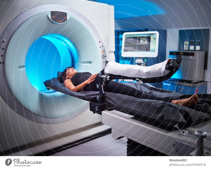 Frau mit einer MRT-Untersuchung im Krankenhaus Magnetresonanztomographie Kliniken Krankenhäuser Krankenhaeuser mustern Untersuchungen untersuchen beutachten