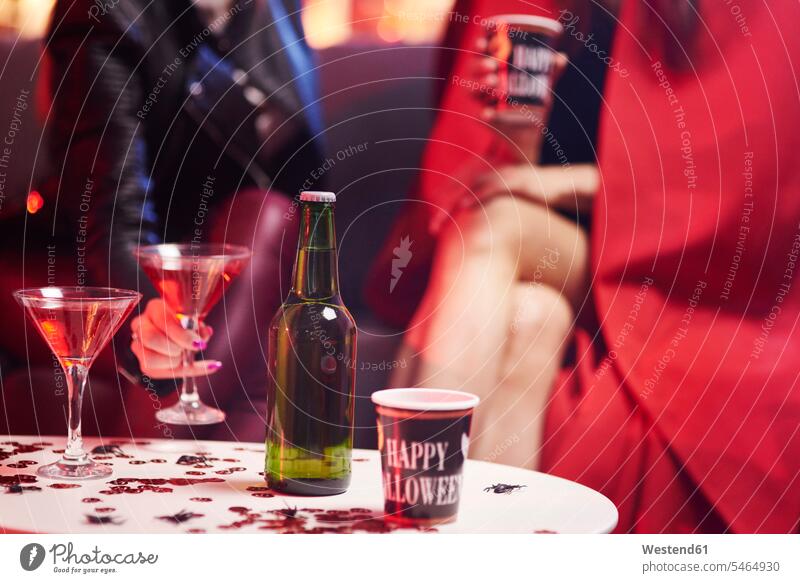 Damen trinken auf einer Party maskiert Parties Partys Halloween Abend vor Allerheiligen feiern Feier Fest Festlichkeit Feiern Festlichkeiten Feste Festtag