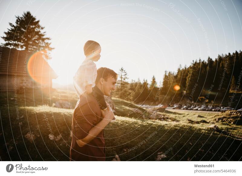 Vater trägt den kleinen Sohn auf den Schultern auf einer Wanderung bei Sonnenuntergang, Schwaegalp, Nesslau, Schweiz Leute Menschen People Person Personen