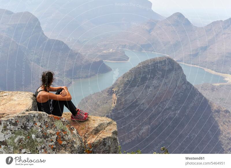 Frau sitzt auf einem Felsen mit schöner Landschaft als Hintergrund, Blyde River Canyon, Südafrika Leute Menschen People Person Personen erwachsen 30 - 40 Jahre
