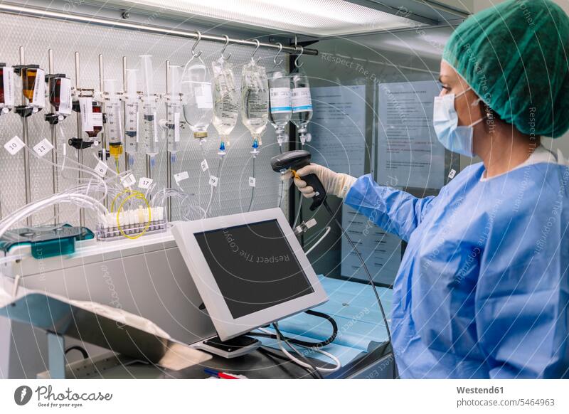 Ärztin scannt Tropfen im Labor Farbaufnahme Farbe Farbfoto Farbphoto Spanien Innenaufnahme Innenaufnahmen innen drinnen Medizin medizinisch Gesundheit
