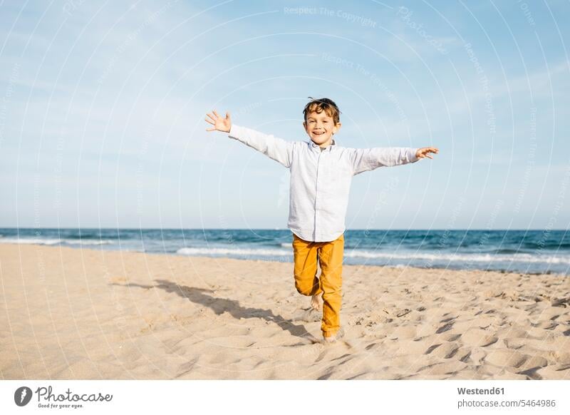 Porträt eines glücklichen kleinen Jungen, der am Strand läuft Vitalität Elan Schwung dynamisch Energie vital Freude freuen lächeln Portrait Porträts Portraits