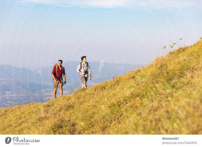 Italien, Monte Nerone, zwei Männer beim Wandern in den Bergen im Sommer Mann männlich Gebirge Berglandschaft Gebirgslandschaft Gebirgskette Gebirgszug
