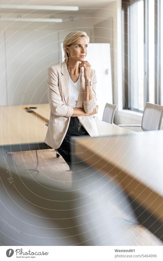Blonde Geschäftsfrau im Konferenzraum denkt Job Berufe Berufstätigkeit Beschäftigung Jobs geschäftlich Geschäftsleben Geschäftswelt Geschäftsperson