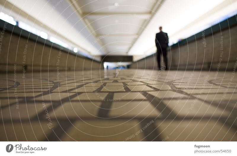 Sauberer Untergrund Fußgänger Einsamkeit Froschperspektive Unterführung Bodenbelag Wege & Pfade Mensch