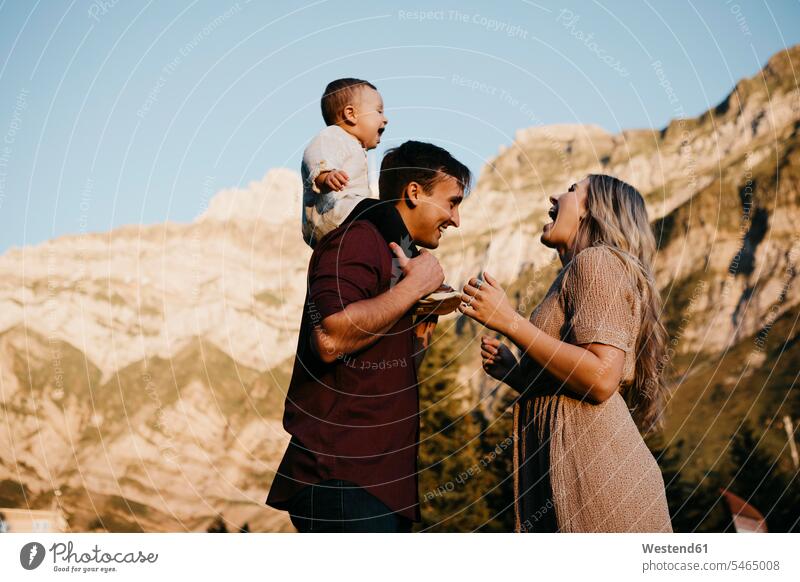 Glückliche Familie mit kleinem Sohn auf einer Wanderung, Schwaegalp, Nesslau, Schweiz Leute Menschen People Person Personen Europäisch Kaukasier kaukasisch