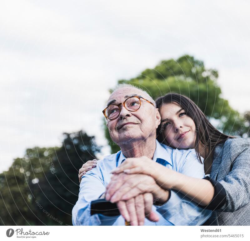 Porträt eines älteren Mannes und seiner Enkelin in einem Park Generation anfassen Berührung gefühlvoll Emotionen Empfindung Empfindungen fühlen Gefühl Gefühle