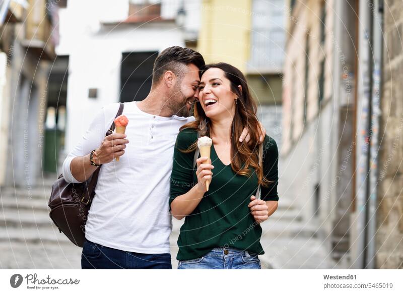 Glückliches Touristenpaar mit Eiswaffeln in der Stadt staedtisch städtisch Eistüte Eistuete Speiseeis Paar Pärchen Paare Partnerschaft Zuneigung glücklich
