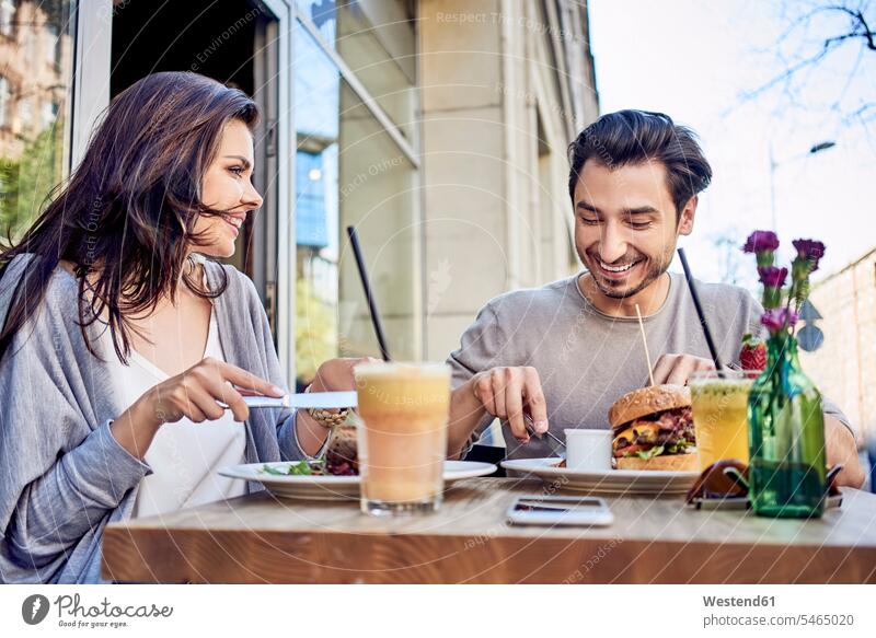 Glückliches junges Paar beim Mittagessen im Freien Restaurant Lunch essend Straßenrestaurant Strassenrestaurants Straßenrestaurants Pärchen Paare Partnerschaft