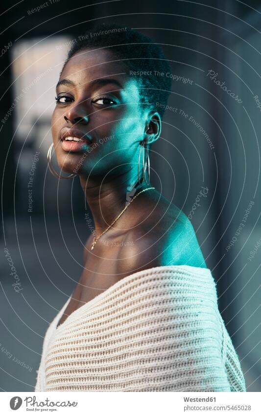 Porträt einer selbstbewussten jungen Frau mit Ohrringen Leute Menschen People Person Personen Afrikanisch Afrikanische Abstammung dunkelhäutig Farbige Farbiger