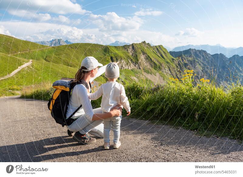 Deutschland, Bayern, Oberstdorf, Mutter und kleine Tochter bei einer Wanderung in den Bergen Mamas Mami Mutti Mütter Muetter Mamis Muttis Töchter wandern Eltern