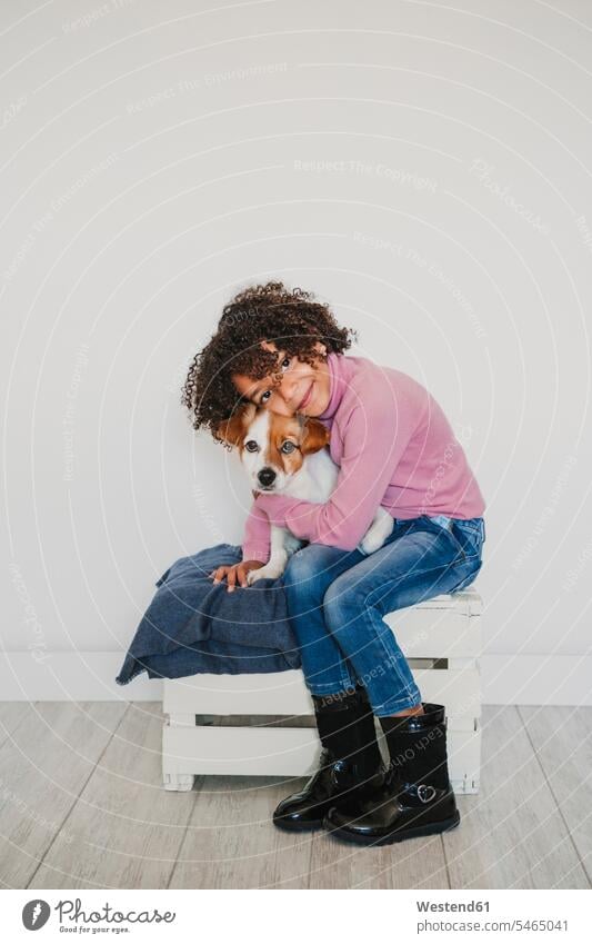 Porträt eines lächelnden kleinen Mädchens, das seinen Hund kuschelt Leute Menschen People Person Personen 1 Ein ein Mensch nur eine Person single Kids Kinder
