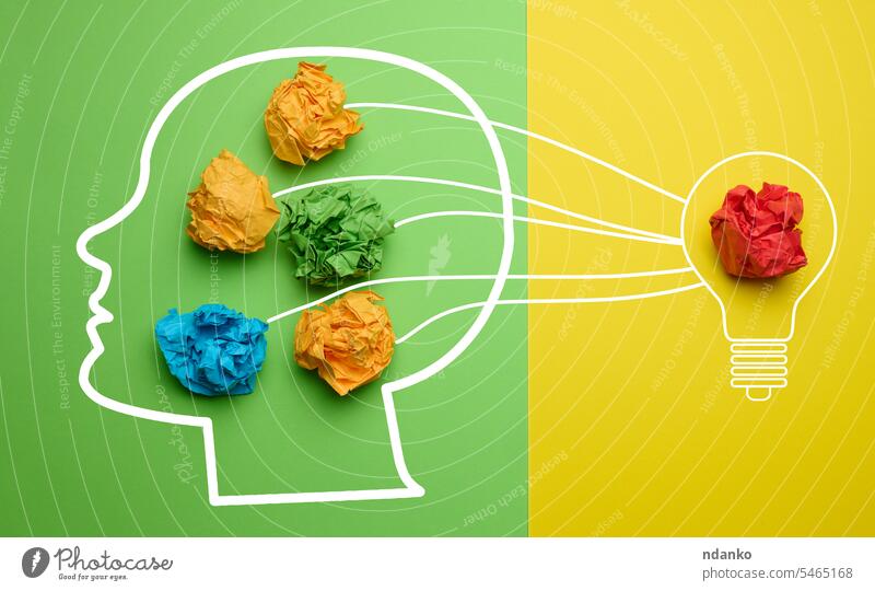 Kopfsilhouette mit zerknüllten Papierkugeln, Konzept der Suche nach neuen Ideen Business kreativ Silhouette niemand gelb Ball zerknittert farbenfroh Erfolg