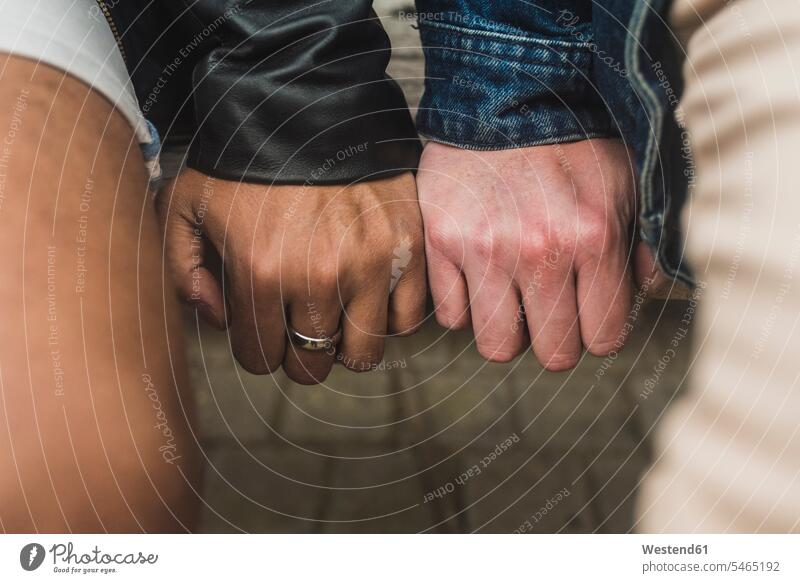 Nahaufnahme der Hände eines schwulen Paares am Tisch Farbaufnahme Farbe Farbfoto Farbphoto Ecuador Ekuador Südamerika Freizeitbeschäftigung Muße Zeit Zeit haben