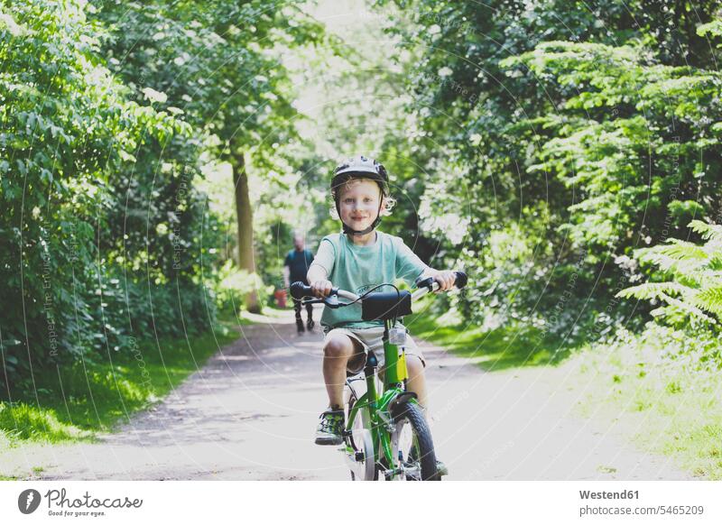 Porträt eines stolzen kleinen Jungen, der Fahrrad fahren lernt Leute Menschen People Person Personen Europäisch Kaukasier kaukasisch 2 2 Menschen 2 Personen