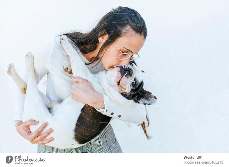 Frau küsst ihren Hund tierlieb Tierliebe knuddeln umarmen weiblich Frauen tragen transportieren halten Tierfreund tierfreundlich Tierfreundschaft Hunde