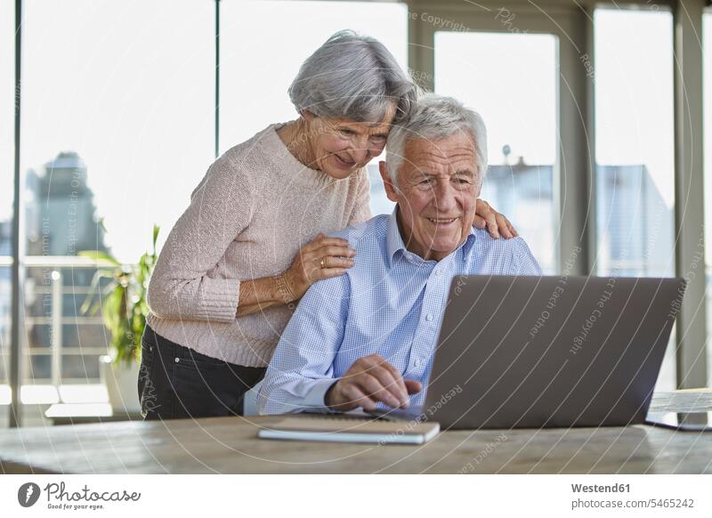 Porträt von lächelnden Senior Paar mit Laptop Notebook Laptops Notebooks benutzen benützen Seniorenpaar älteres Paar Seniorenpaare ältere Paare Seniorenpärchen