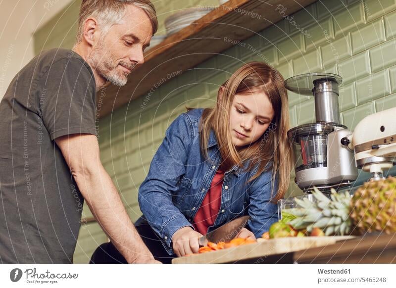 Vater und Tochter in der Küche bei der Zubereitung von Obst und Gemüse freuen zufrieden daheim zu Hause Muße Miteinander Zusammen Vitamin Kooperation Teamwork