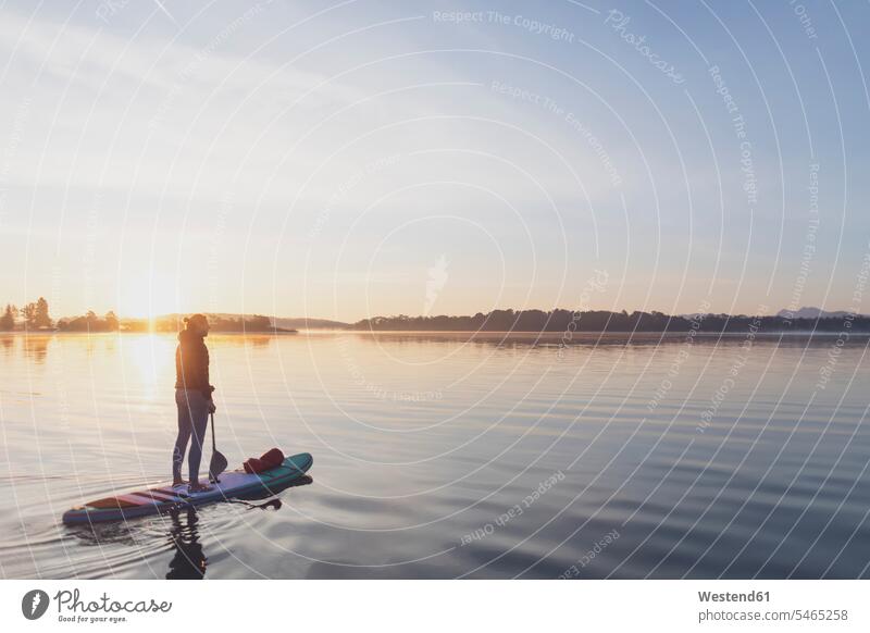 Frau steht morgens auf einem See an Bord, Deutschland früh Frühe Morgen Jahreszeiten sommerlich Sommerzeit stehend Muße ausgeglichen Ausgeglichenheit