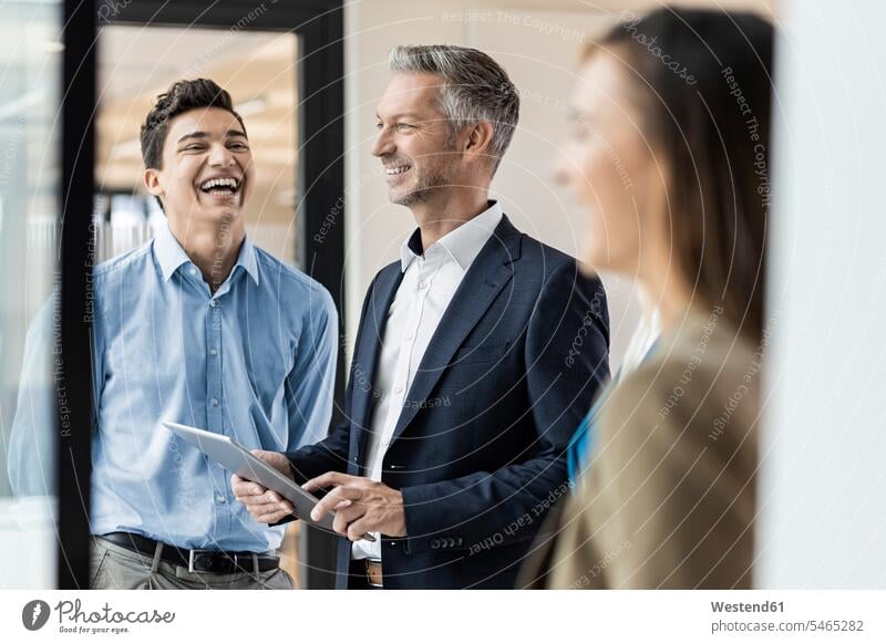 Lächelnder reifer Geschäftsmann und Mitarbeiter im Amt Team Beruf Chef Geschäftsfrau lächeln sprechen Freude fröhlich Zufriedenheit stehen Erfahrung Anführen