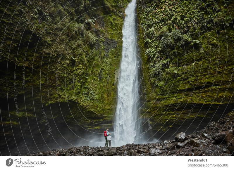 Chile, Patagonien, Vulkan Osorno, Mutter und Sohn stehen am Wasserfall Las Cascadas Söhne stehend steht Mami Mutti Mütter Mama Wasserfälle Wasserfaelle Junge