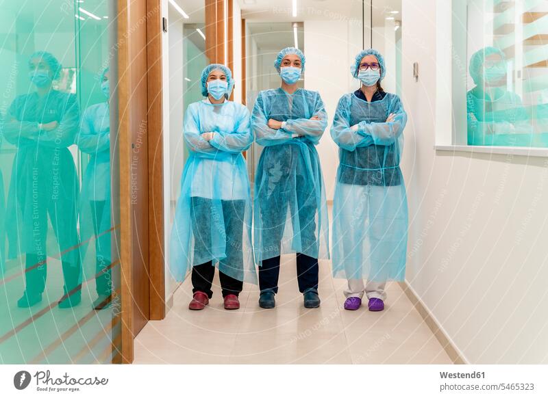 Ärztin und Krankenschwestern in der Zahnarztpraxis Farbaufnahme Farbe Farbfoto Farbphoto Innenaufnahme Innenaufnahmen innen drinnen Spanien Büroangestellter