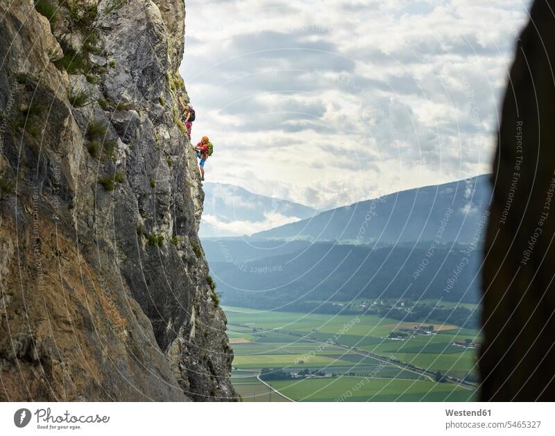 Österreich, Tirol, zwei Felskletterer in Martinswand Kletterer Felswand Felsen Freeclimber Felsenkletterer klettern steigen Mann Männer männlich Extremsportler