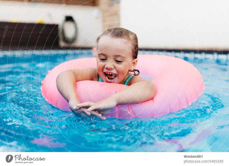 Porträt eines kleinen Mädchens mit schwimmendem Reifen im Schwimmbad Jahreszeiten sommerlich Sommerzeit freuen Frohsinn Fröhlichkeit Heiterkeit Glück