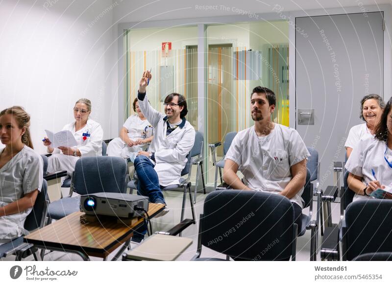 Ärzte diskutieren in Sitzung im Sitzungssaal Farbaufnahme Farbe Farbfoto Farbphoto Spanien Innenaufnahme Innenaufnahmen innen drinnen Medizin medizinisch