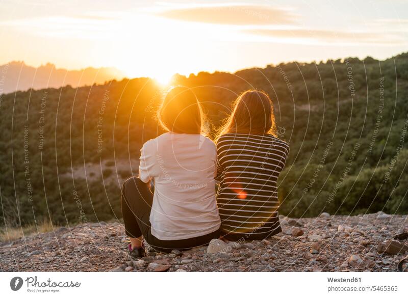 Freunde beobachten Sonnenuntergang von einem Berg betrachten betrachtend Sonnenuntergänge Freundinnen Berge schauen sehend Stimmung stimmungsvoll Atmosphäre