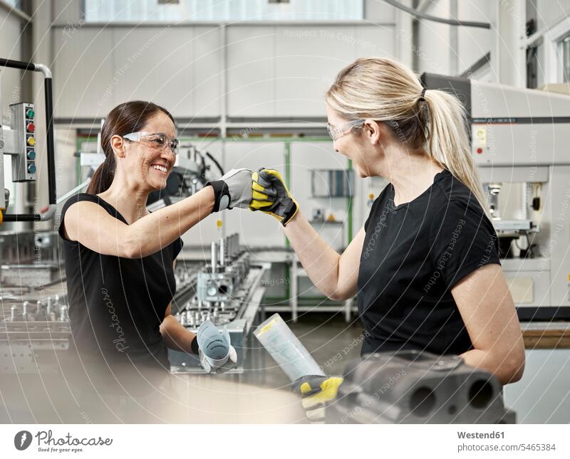 Zwei Frau bei der Arbeit, Faustschlag Österreich Schutzhandschuh Schutzhandschuhe Männerberuf Arbeiterin Arbeiterinnen Metallverarbeitung Kompetenz Fähigkeit