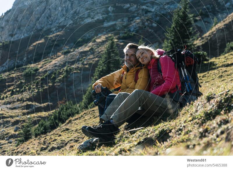 Österreich, Tirol, Pärchen beim Pausieren während einer Wanderung in den Bergen Gebirge Berglandschaft Gebirgslandschaft Gebirgskette Gebirgszug Pause wandern