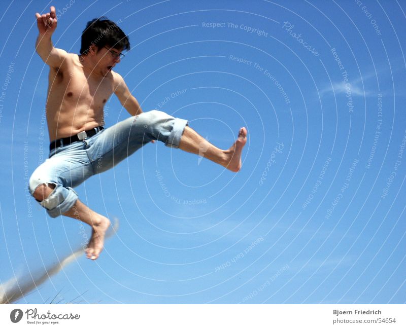 Karate Kid Mann springen Kampfsport Kickboxen schreien Ferien & Urlaub & Reisen Sommer Staub Oberkörper Mensch teakwondo Beine Fuß Elektrizität Luftverkehr