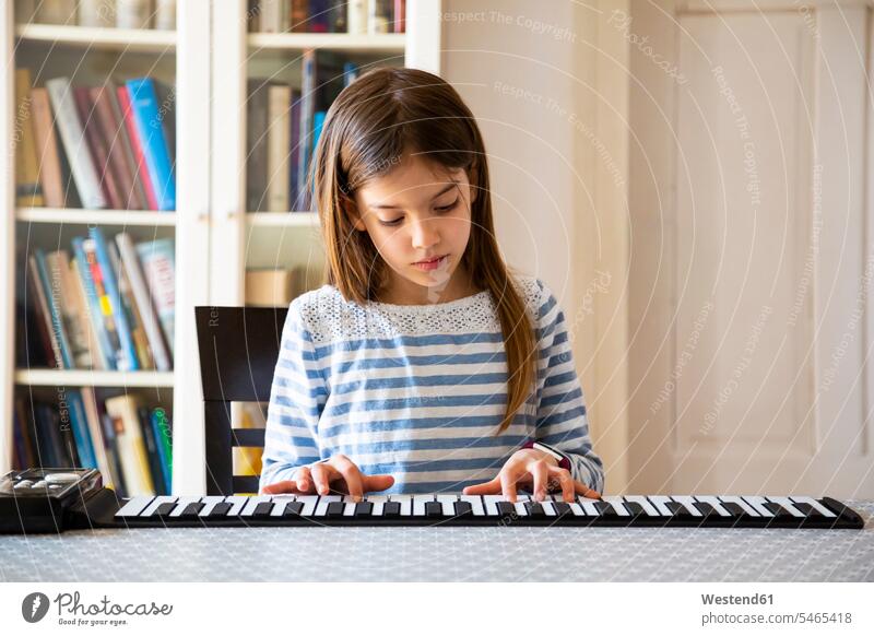 Mädchen spielt zu Hause Rollklavier T-Shirts Instrument Instrumente Musikinstrumente Tasteninstrumente Klaviere Piano Pianos sitzend sitzt ausüben trainieren