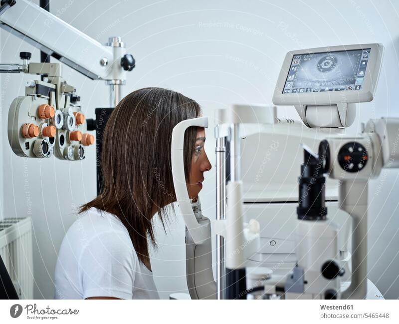 Optikerin, Junge Frau beim Sehtest Patientin Kranke Patientinnen Optometrie Sehvermögen Augenlicht Sehvermoegen Sehkraft Kranker Patienten Krankheit