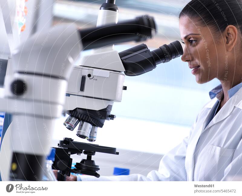 Biotechnology Research, Wissenschaftlerin untersucht im Labor eine Probe unter dem Mikroskop Experiment experimentieren Proben Test Tests Forscherin