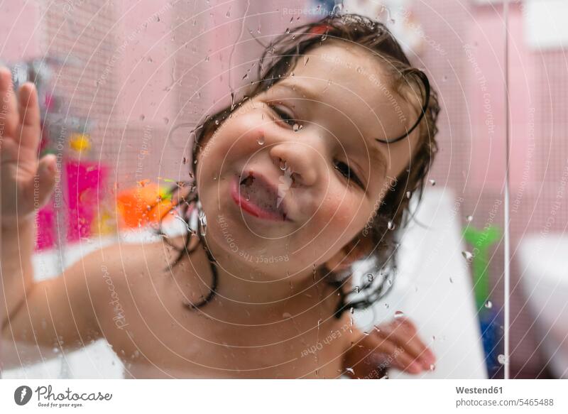 Porträt eines glücklichen kleinen Mädchens in der Badewanne hinter Glasscheibe Badewannen Glasscheiben entspannen relaxen entspanntheit relaxt freuen Frohsinn