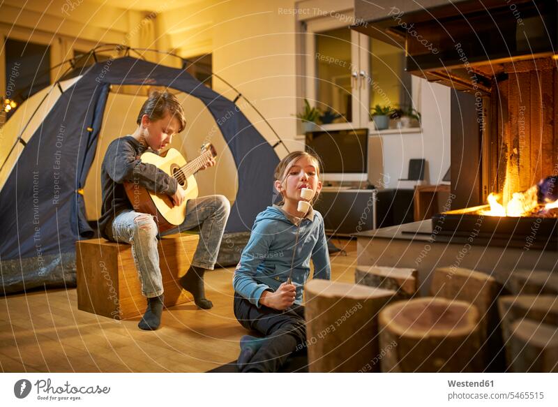 Geschwister beim Grillen und Zelten im Wohnzimmer Instrument Instrumente Musikinstrumente Saiteninstrumente Gitarren Akustikgitarren Klassische Gitarre