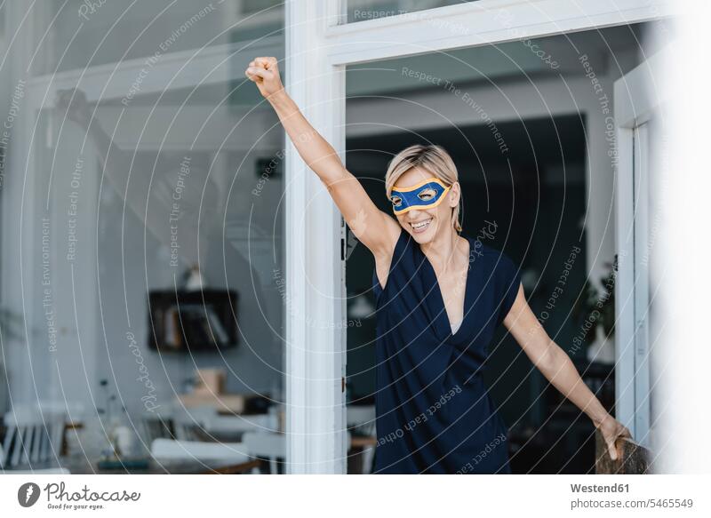 Geschäftsfrau mit Superhelden-Masken, die vorgibt zu fliegen Leute Menschen People Person Personen Europäisch Kaukasier kaukasisch 1 Ein ein Mensch eine