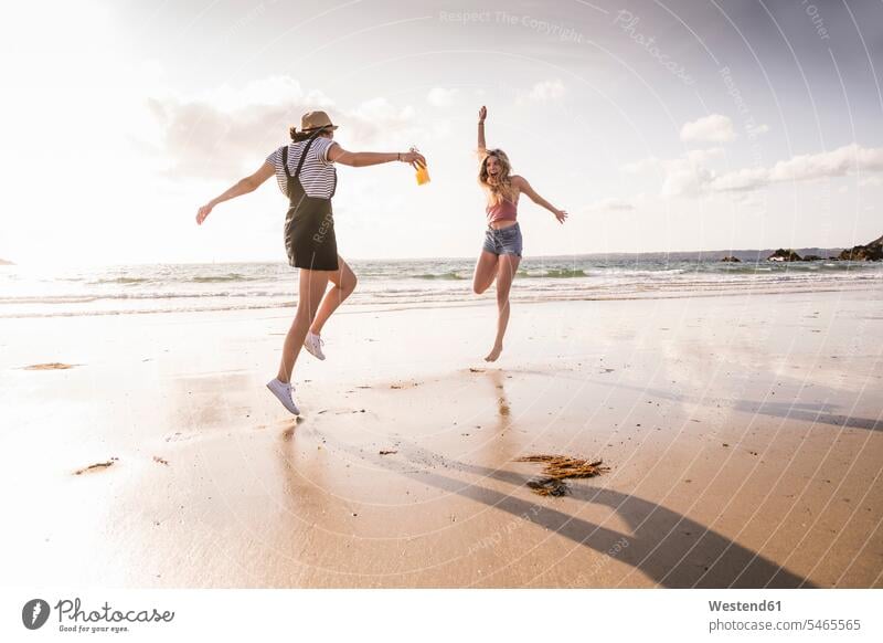 Zwei Freundinnen haben Spaß, laufen und springen am Strand Leute Menschen People Person Personen Europäisch Kaukasier kaukasisch 2 2 Menschen 2 Personen zwei