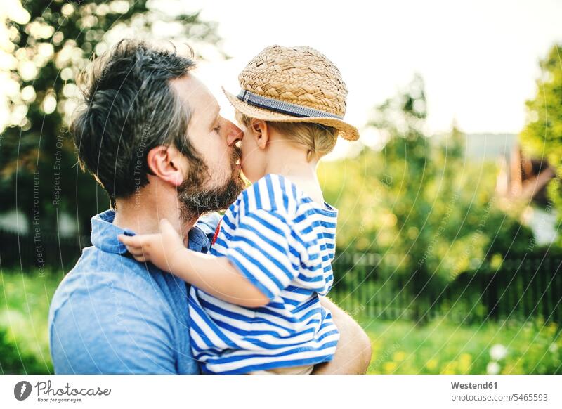 Vater küsst seinen kleinen Sohn küssen Küsse Kuss Söhne Papas Väter Vati Vatis Papis Kind Kinder Familie Familien Mensch Menschen Leute People Personen Eltern