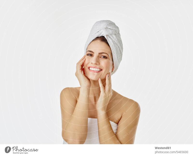 Bildnis einer lächelnden Frau mit in ein Handtuch gewickelten Haaren vor weißem Hintergrund Leute Menschen People Person Personen Europäisch Kaukasier