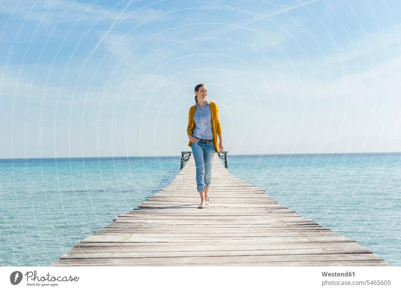 Glückliche Frau geht auf Steg, Mallorca, Spanien gehend freuen glücklich sein glücklichsein Muße Lifestyles Travel Urlaub Ansicht Ausblick Überblick Ferien