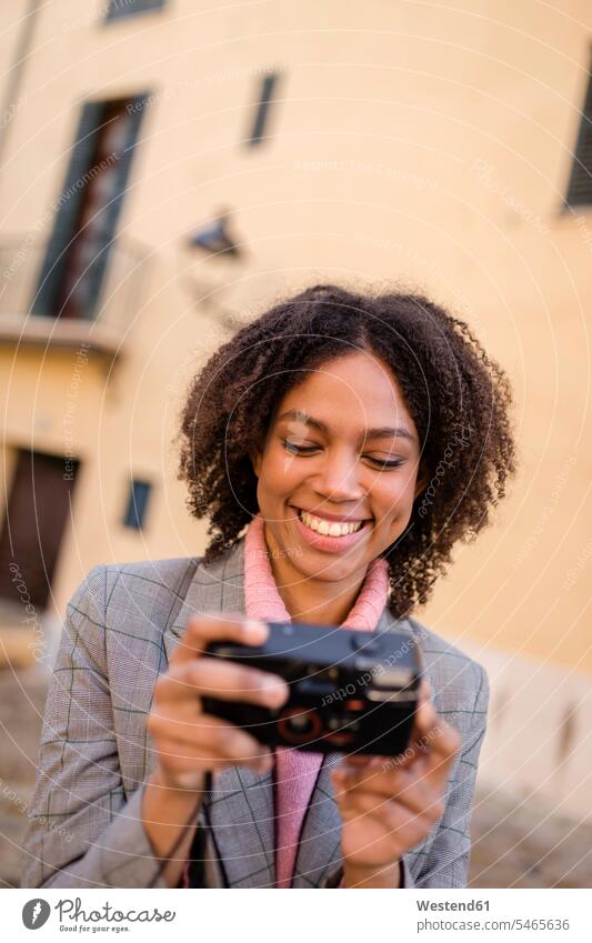 Porträt einer lachenden jungen Frau, die in die Kamera schaut weiblich Frauen Portrait Porträts Portraits ansehen Fotoapparat Fotokamera Erwachsener erwachsen