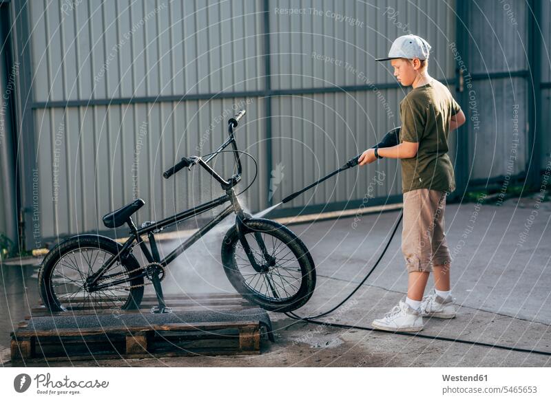Junge waschen bmx Fahrrad mit Hochdruckreiniger auf Hof Hoefe Höfe BMX BMX-Raeder BMX-Räder bicycle moto-cross BMX-Rad Bicycle MotoCross Buben Knabe Jungen
