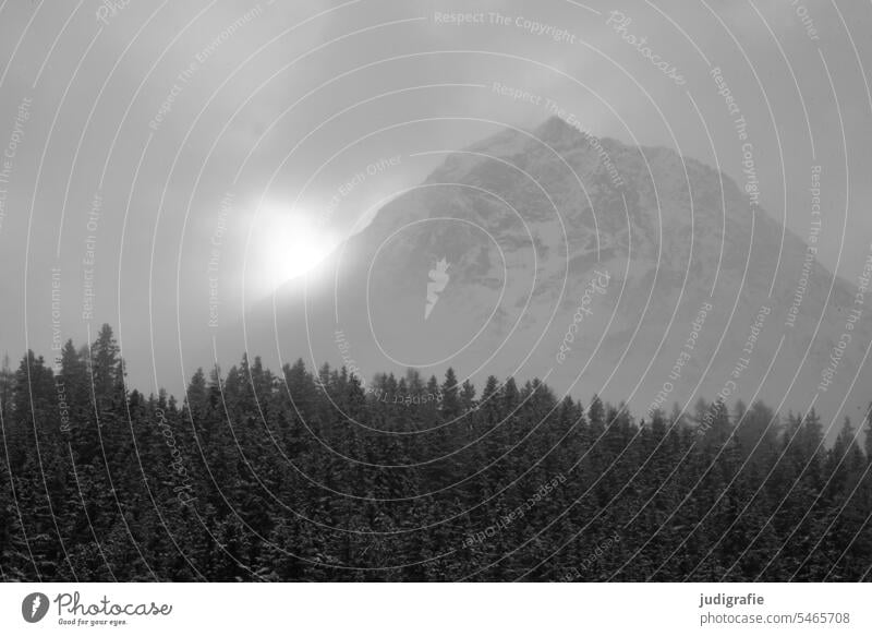 Tirol Tiroler Alpen Österreich Landschaft Himmel Schnee Licht Wolken Wald Winter kalt Gipfel Schneebedeckte Gipfel Berge u. Gebirge diffus diffuses licht Dunst
