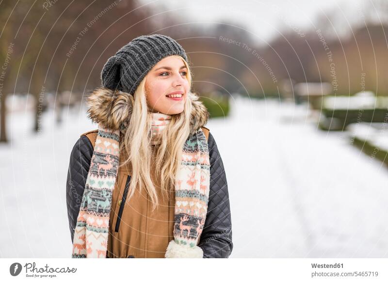 Porträt einer lächelnden Teenagerin im Winter winterlich Winterzeit Portrait Porträts Portraits junges Mädchen Teenagerinnen weiblich junge Frau Jugendliche