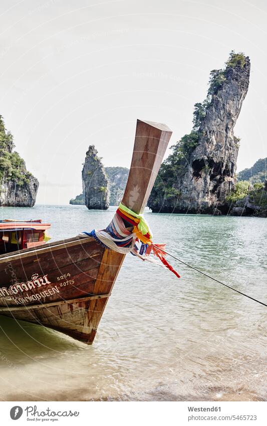 Thailand, Phang Nga Bay, vertäutes Langschwanzboot Felsformation Felsengruppe Gesteinsformation Außenaufnahme draußen im Freien Phang Nga Bucht