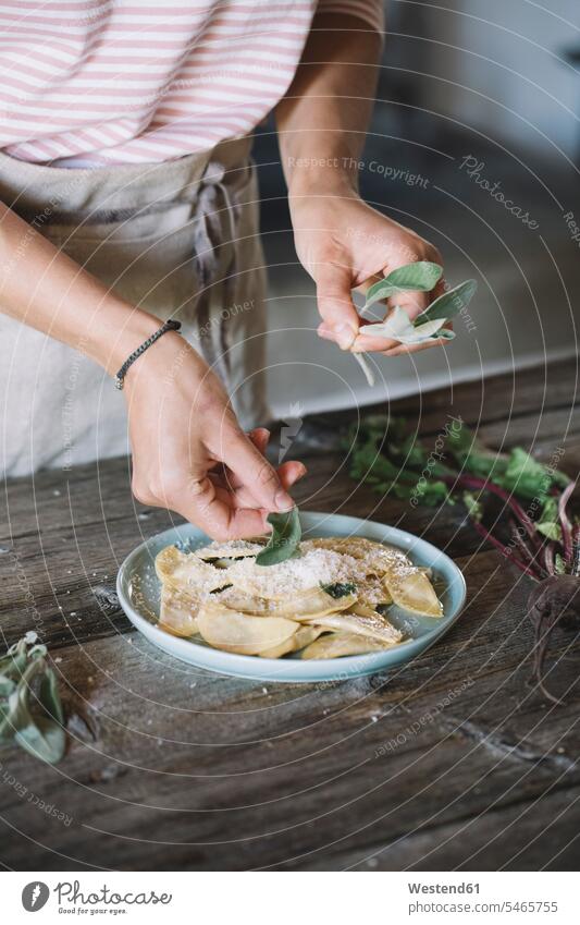 Gefüllte Ravioli auf Teller, Salbei Tradition Brauchtum traditionell Frau weiblich Frauen selbstgemacht selbstgemachte hausgemacht Zubereitung zubereiten kochen